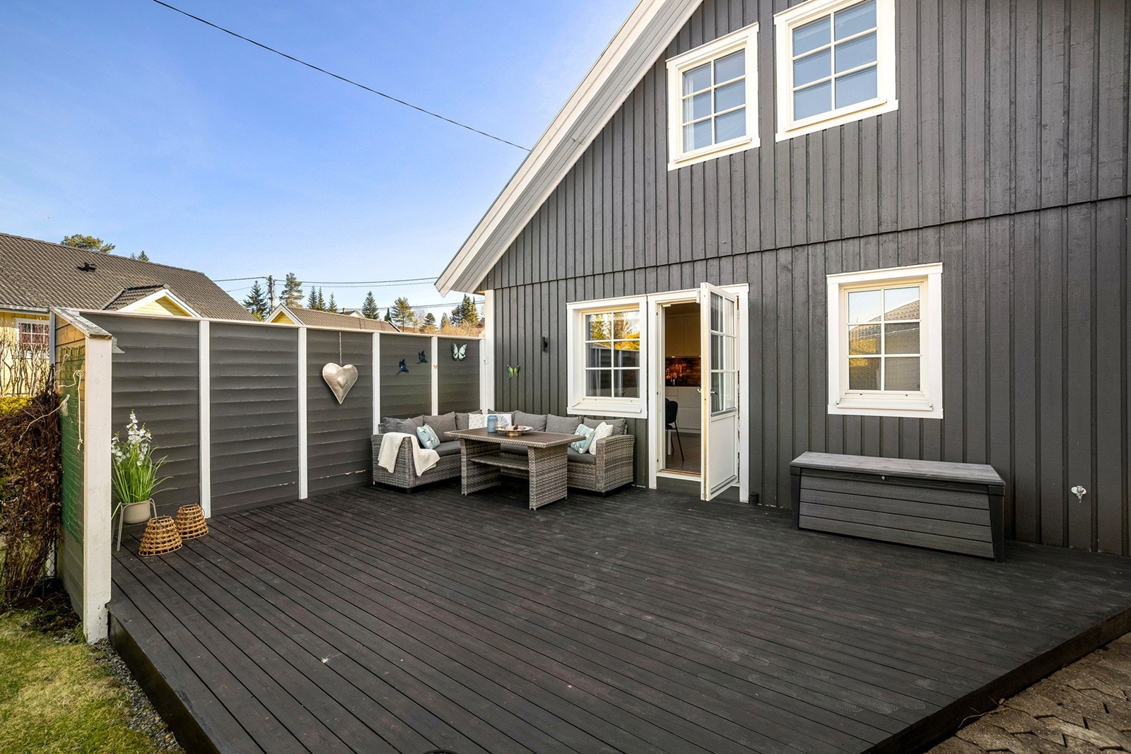 Romslig terrasse på hele 31 kvm med direkte adkomst fra kjøkkenet, noe som gir en naturlig forlengelse av oppholdsarealet i sommerhalvåret. Galleribilde