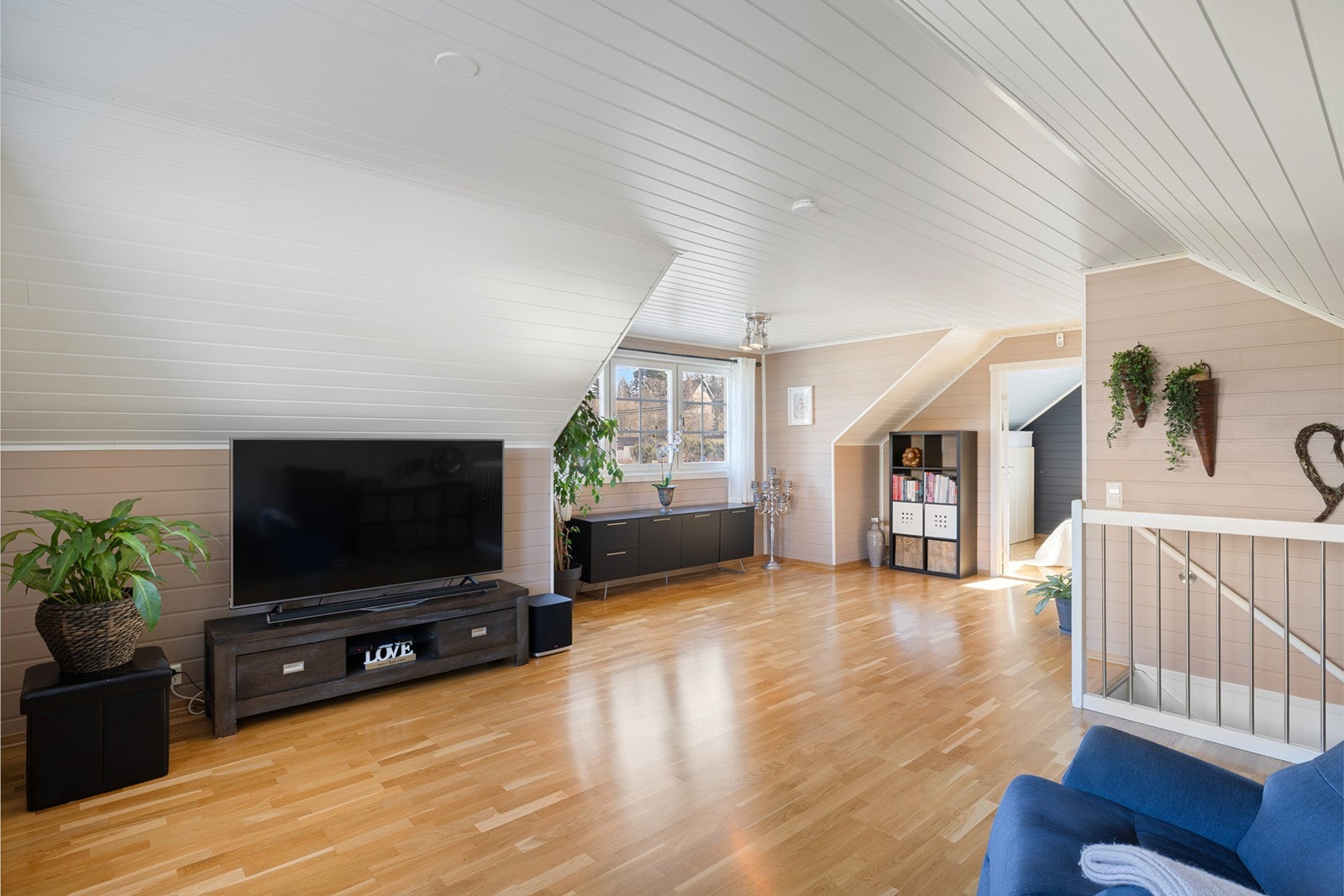 Her er det god plass til både sofagruppe og mediemøbler, og rommet får rikelig med naturlig lys fra vinduene. Galleribilde