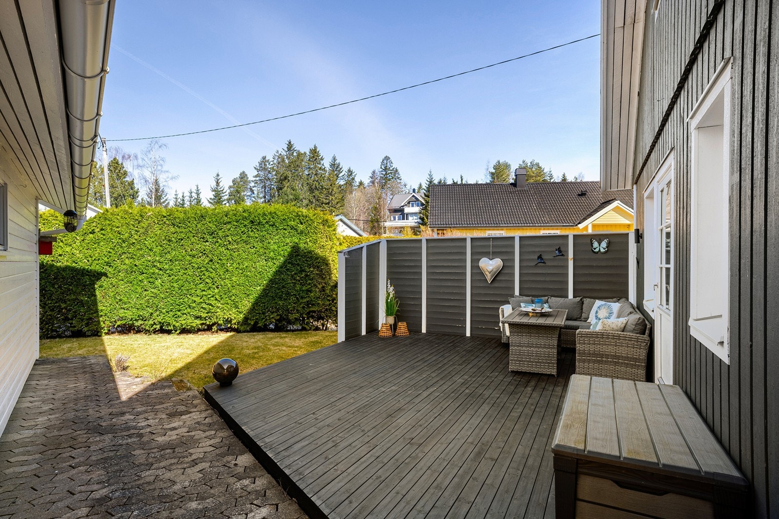 Fra terrassen er det enkel og direkte adkomst til hage, som gir fine muligheter for både lek og rekreasjon. Galleribilde