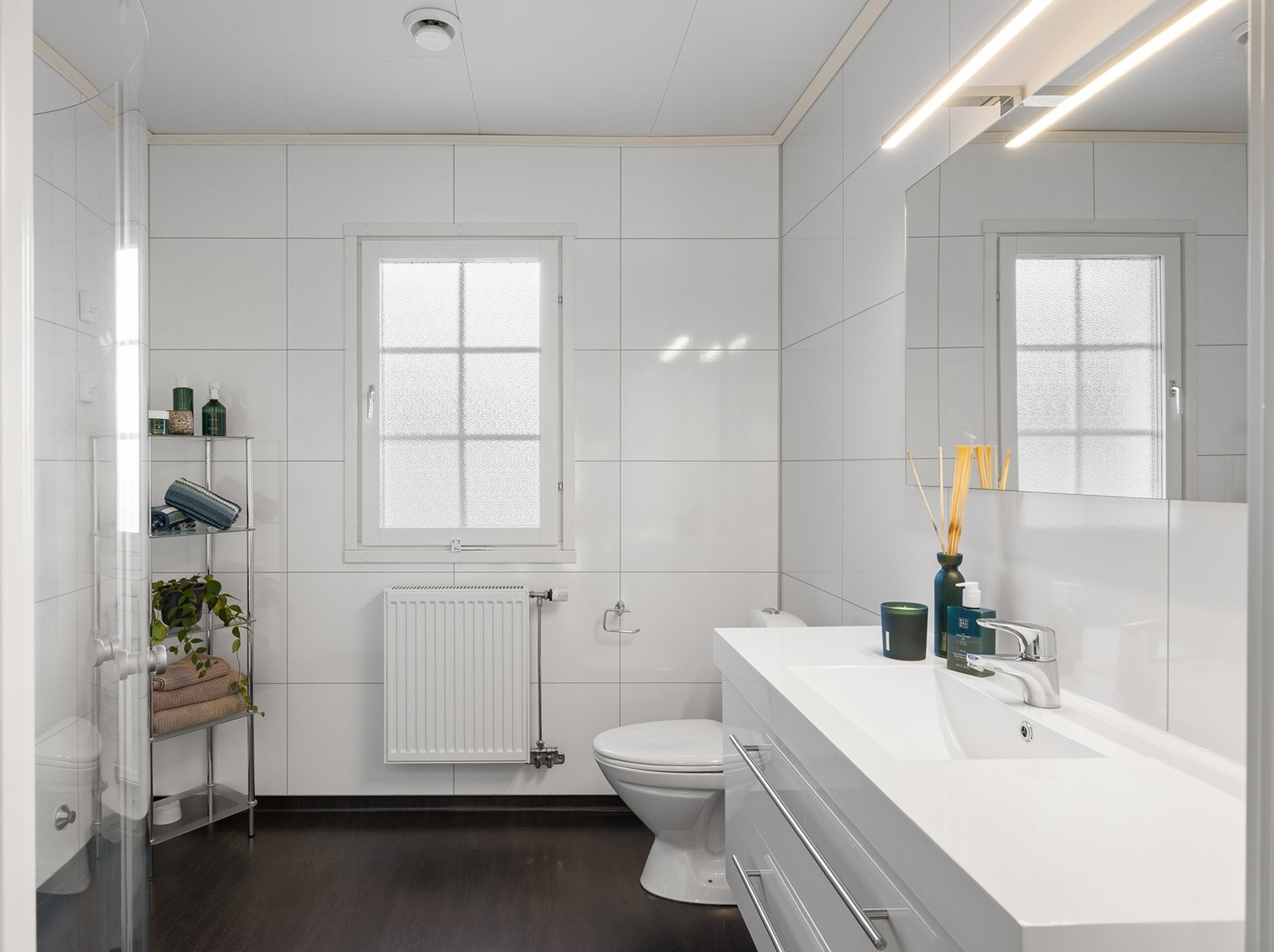Badet er innredet med baderomsplater på vegger og takplater i himling, samt gulv med belegg og behagelig gulvvarme. Galleribilde