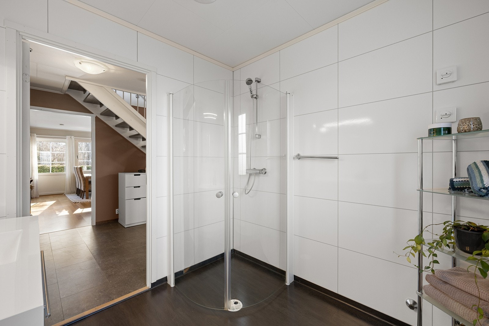 Lyst og praktisk bad med vindu som gir gode lysforhold og naturlig ventilasjon. Galleribilde