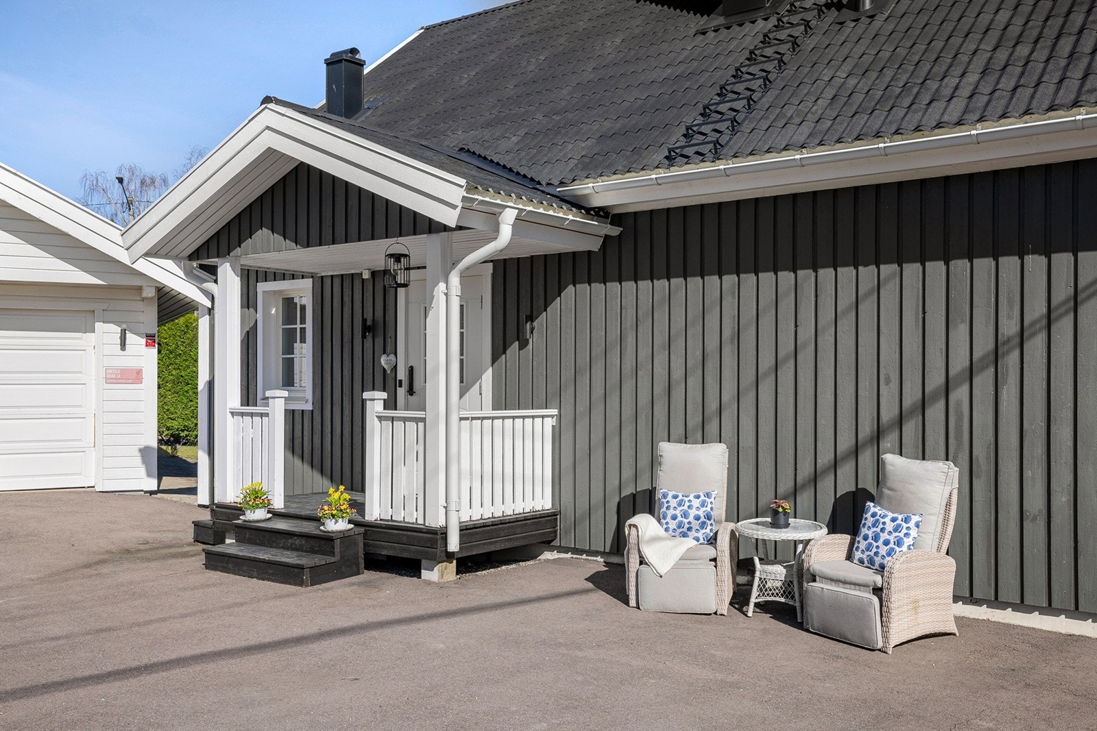 Pent og innbydende inngangsparti med overbygget adkomst som gir ly for vær og vind. Galleribilde