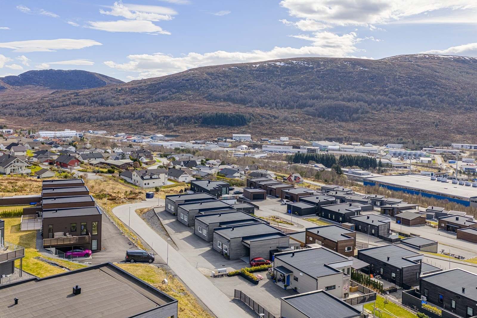 Nyere enebolig på ett plan med attraktiv beliggenhet, gode solforhold og flott utsikt! Galleribilde