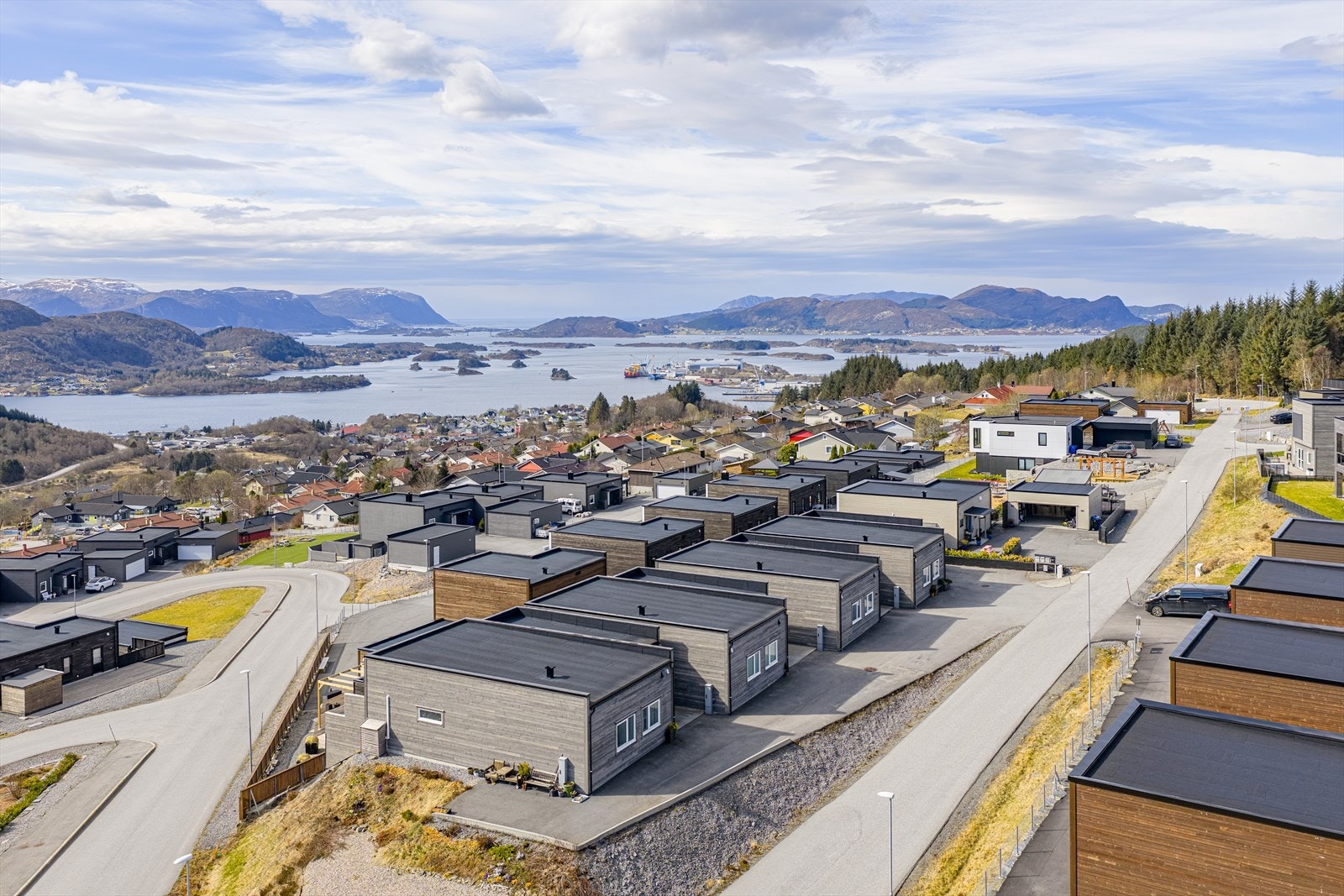 Nyere enebolig på ett plan med attraktiv beliggenhet, gode solforhold og flott utsikt! Galleribilde