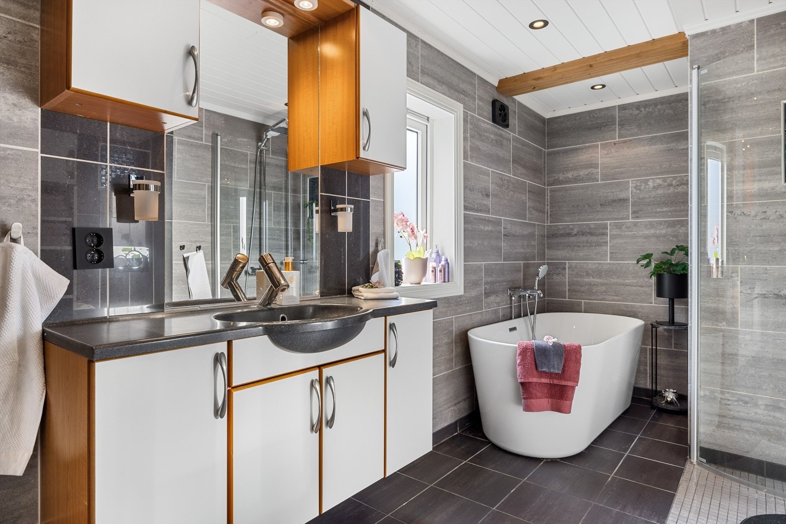 Badet i boligen er svært lekkert og moderne. Galleribilde