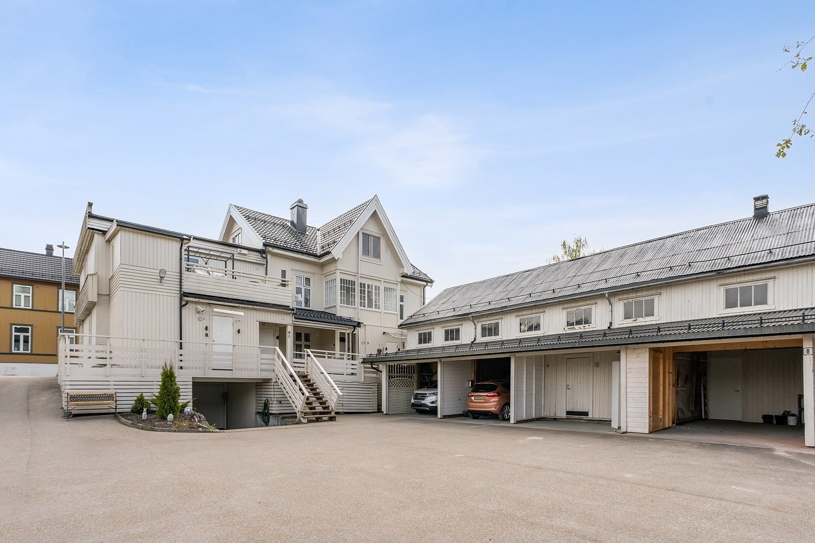 Leiligheten disponerer plass i felles garasje/carportanlegg Galleribilde