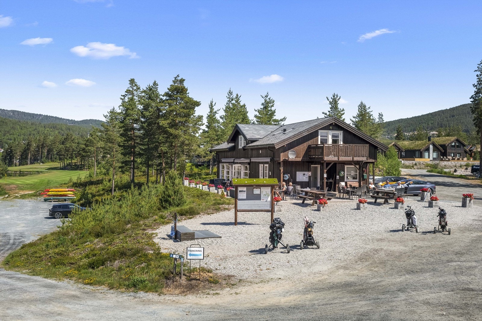 Kafe-bygget ved golfbanen. Her kan du sitte ute og kikke utover vannet Galleribilde