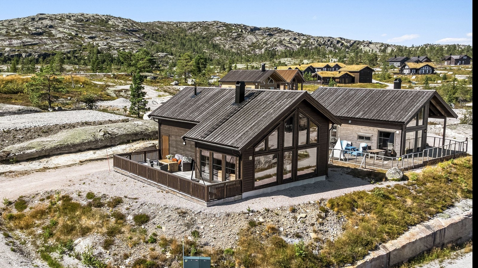 Velkommen til Ramnvegen 11. Nyere hytte beliggende på toppen av Vrådal Panorama Galleribilde