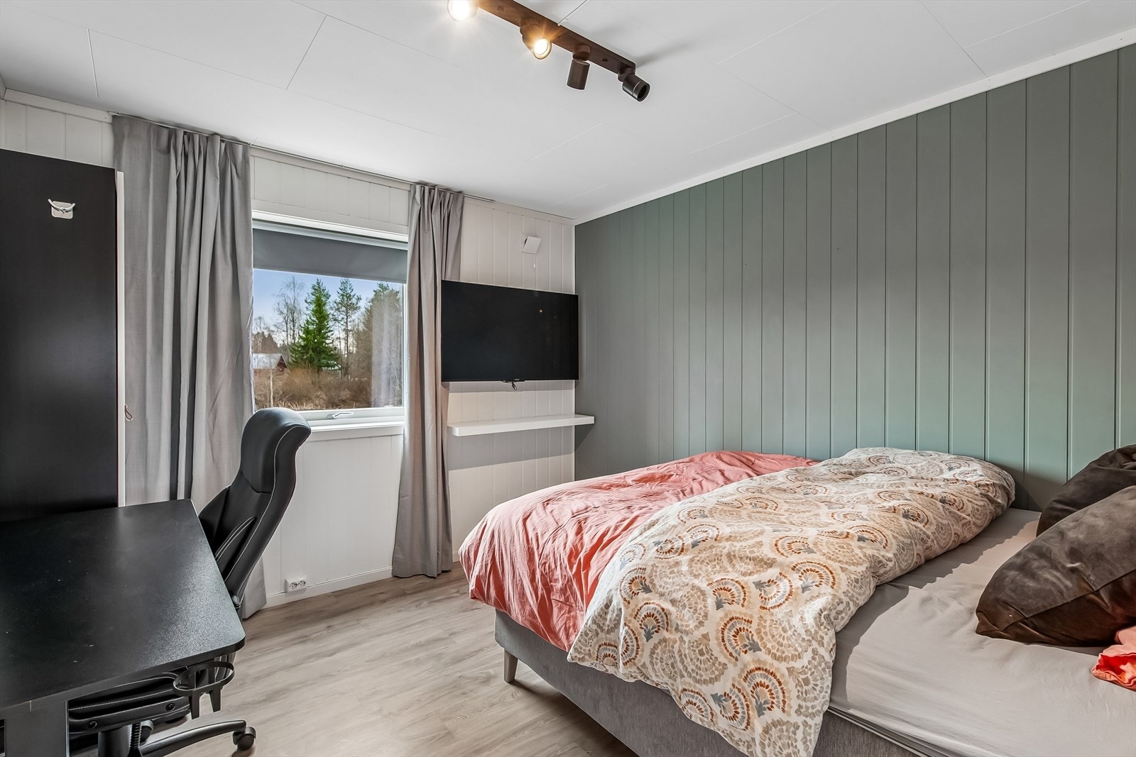 Boligen har totalt fire soverom. Dette er ett av tre soverom som ligger samlet i nedre etasje. Galleribilde