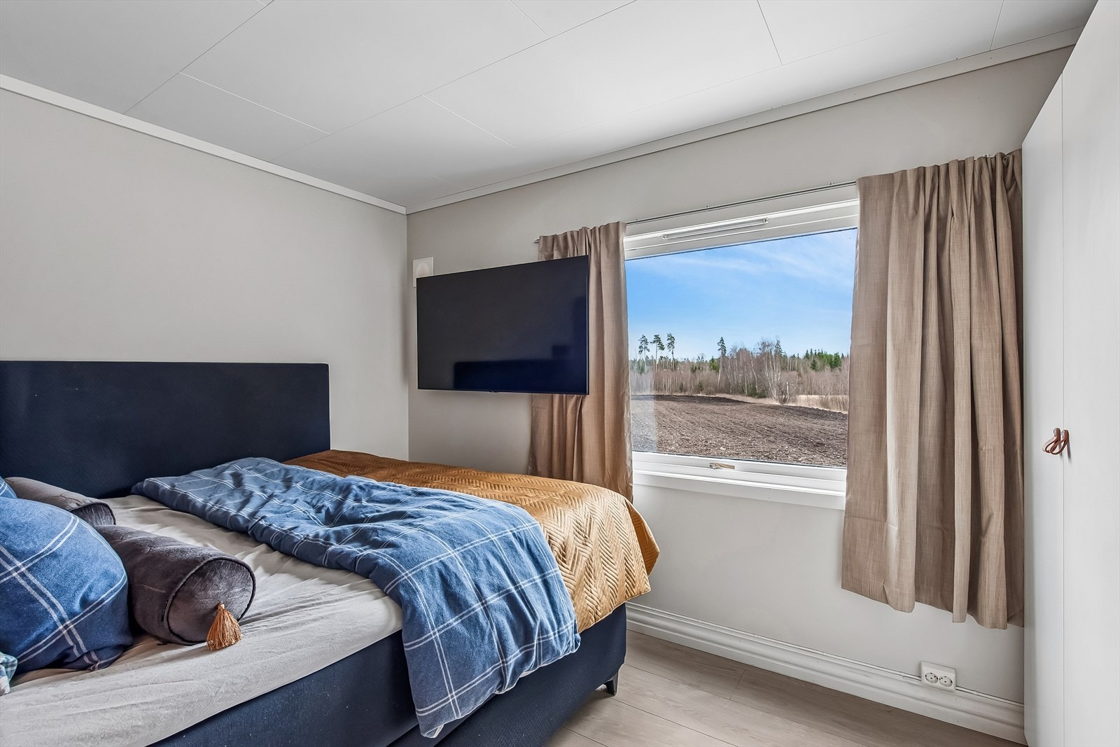 Rommet har malte plater på veggene og laminat på gulvet, i tråd med resten av etasjen. Galleribilde