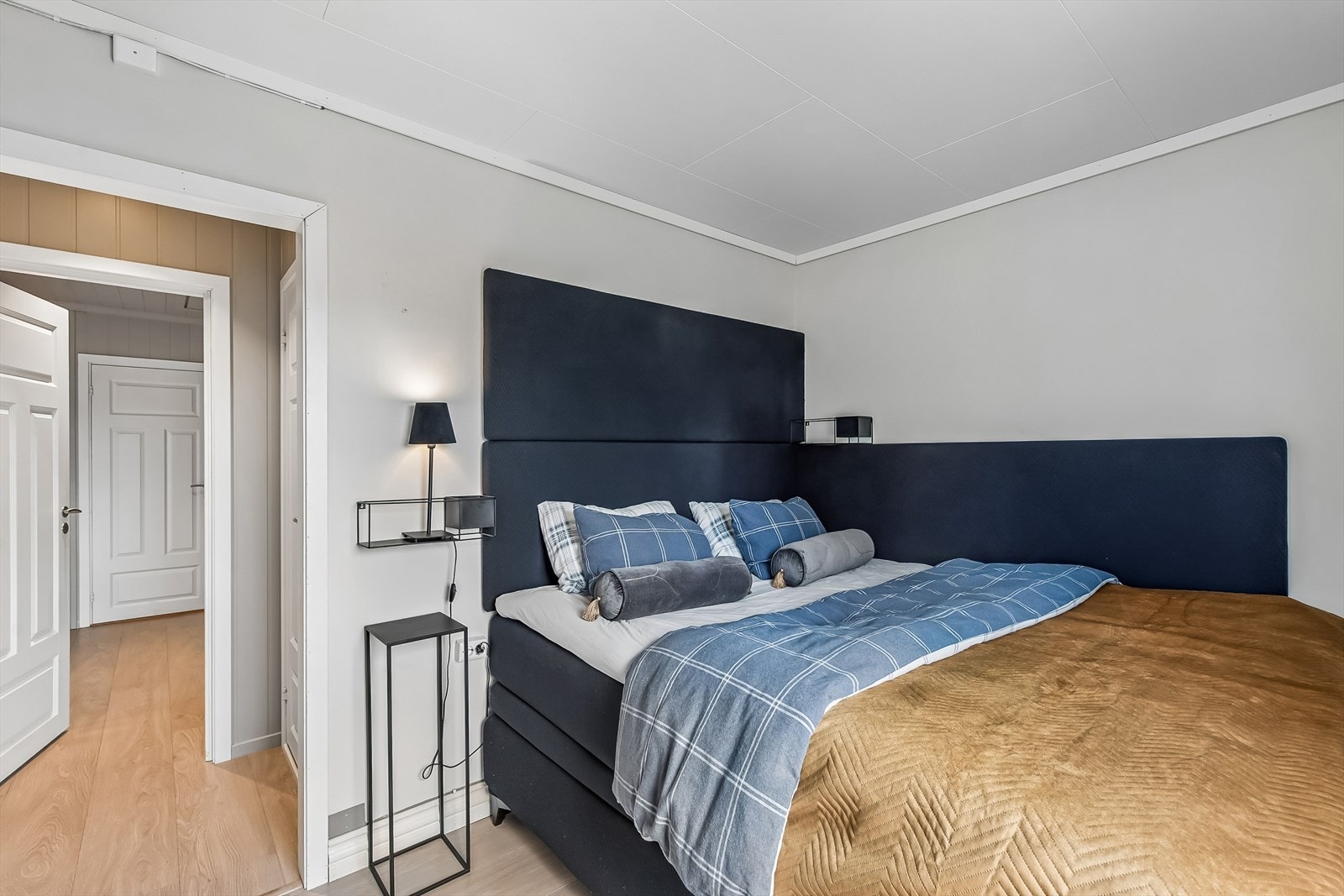 Hovedsoverommet ligger i midtre etasje, med tilknytning til en romslig garderobe. Galleribilde