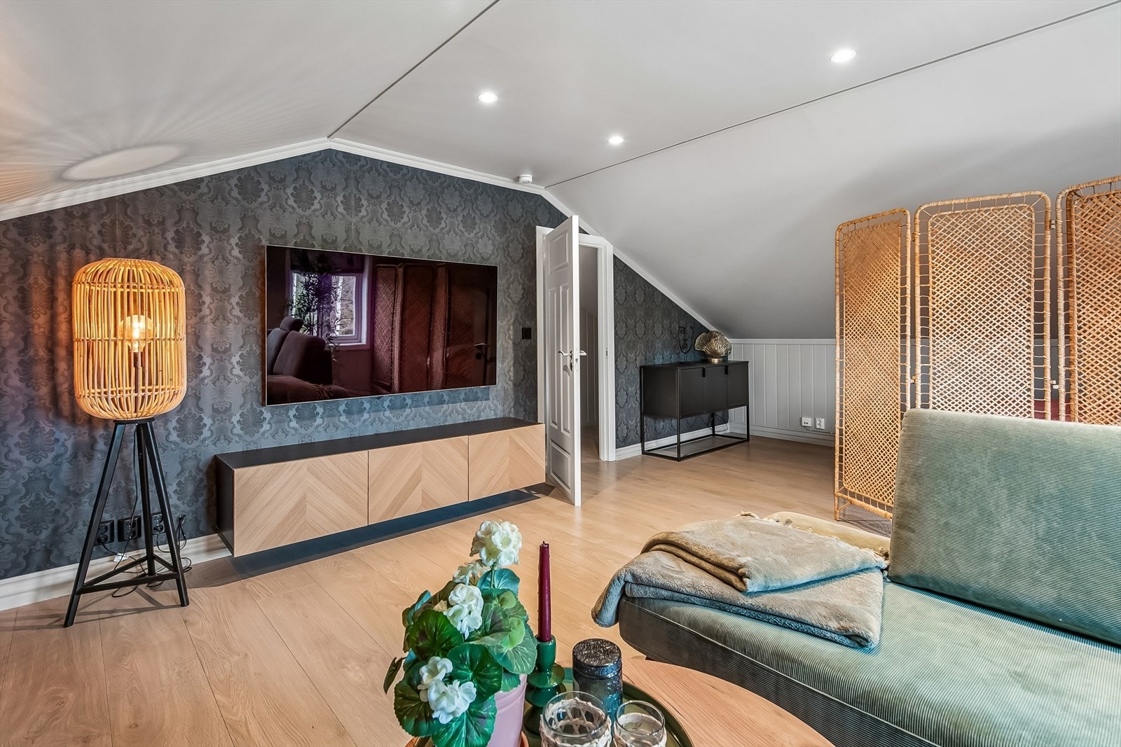 Her er det god plass til en romslig sofagruppe. Overflater ble pusset opp i 2025. Galleribilde