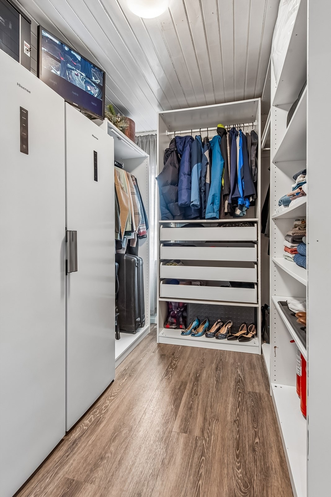 Praktisk garderobe/soverom, med åpen innredning gir god oversikt og oppbevaringsplass. Galleribilde