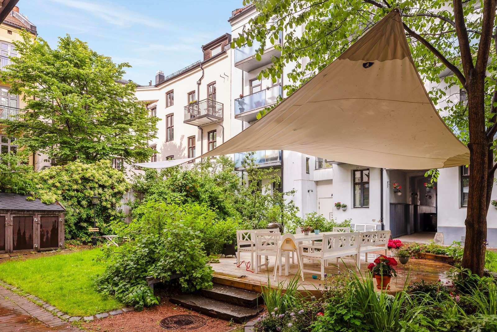 Sameiet har en frodig og skjermet bakgård med felles sittegrupper. Galleribilde