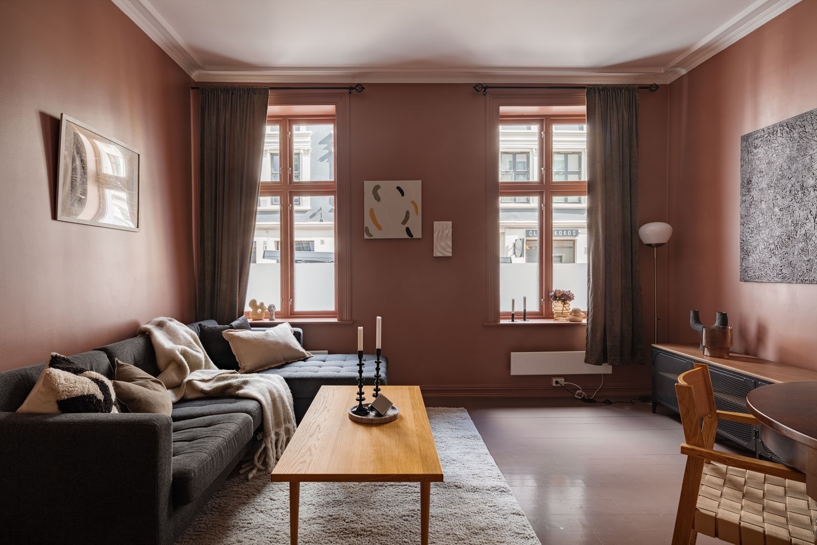Gulvet i stuen er av furu, som gir en varm og klassisk karakter til rommet. Galleribilde