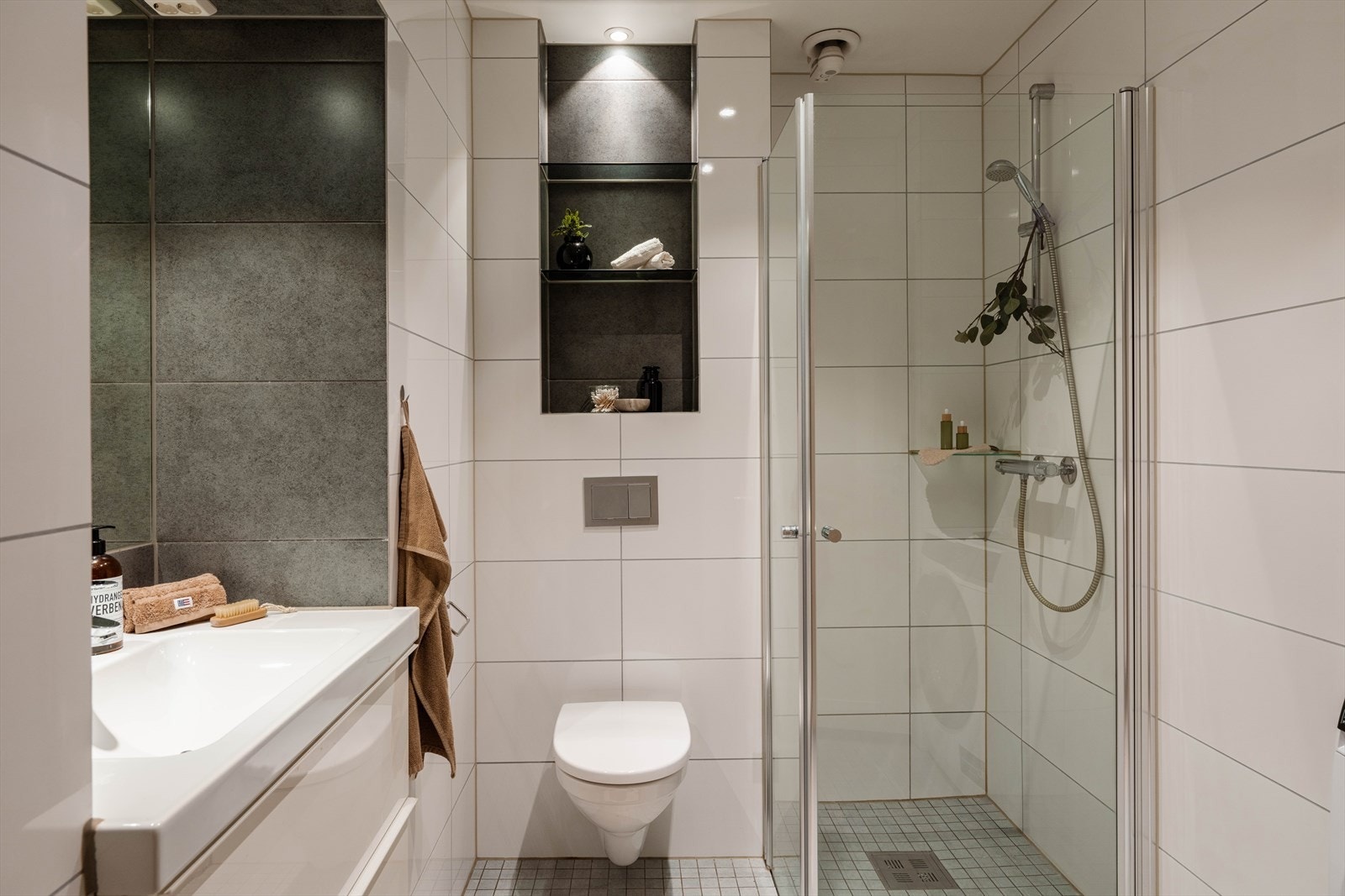 Badet ble oppgradert i 2014 og har flislagte overflater, elektriske varmekabler og opplegg for vaskemaskin. Galleribilde