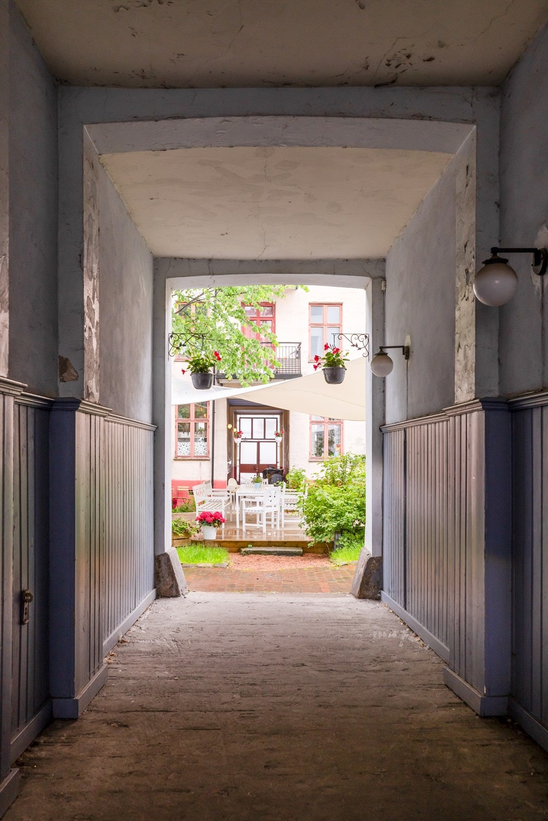 Portrommet leder inn til den hyggelige, felles bakgården. Galleribilde