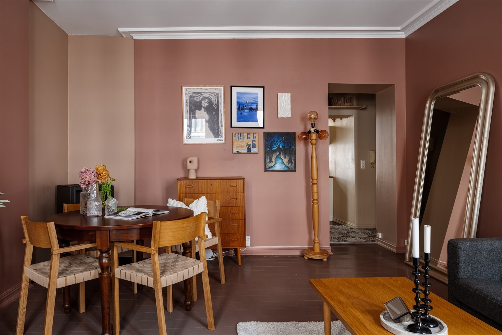 Fra stuen er det en åpen forbindelse mot entréen, noe som skaper en god romfølelse. Galleribilde