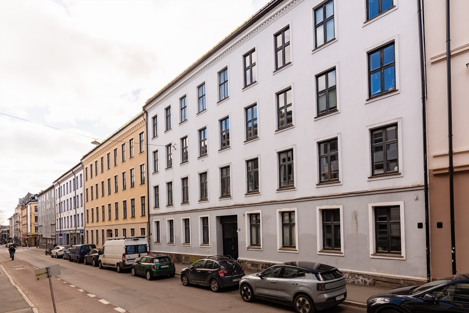 Eiendommen ligger sentralt på Grünerløkka, med kun tre minutters gange til Olaf Ryes plass og trikken. Galleribilde