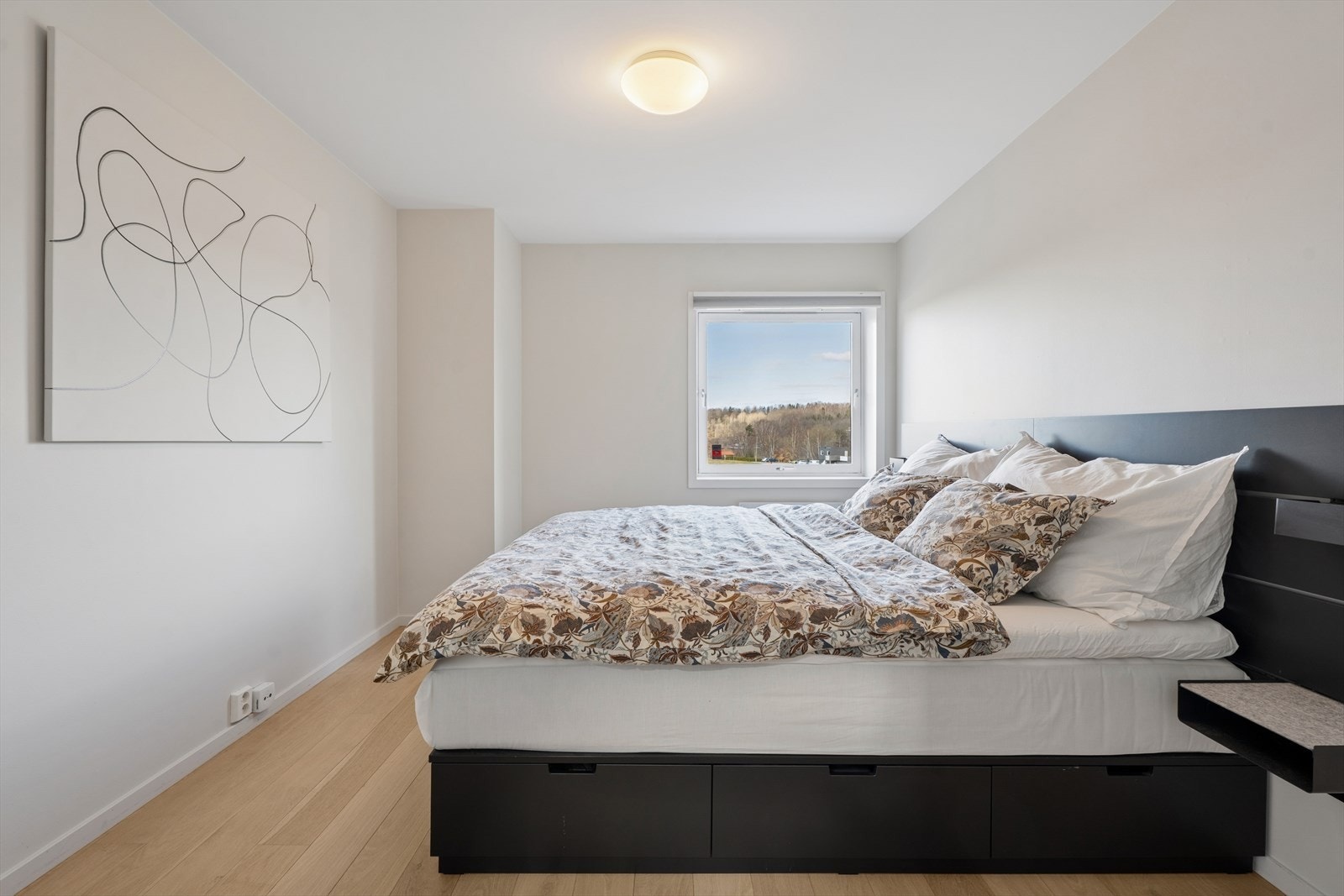 Boligen har fire soverom med gjennomgående stil og materialvalg som harmonerer med resten av boligen. Galleribilde