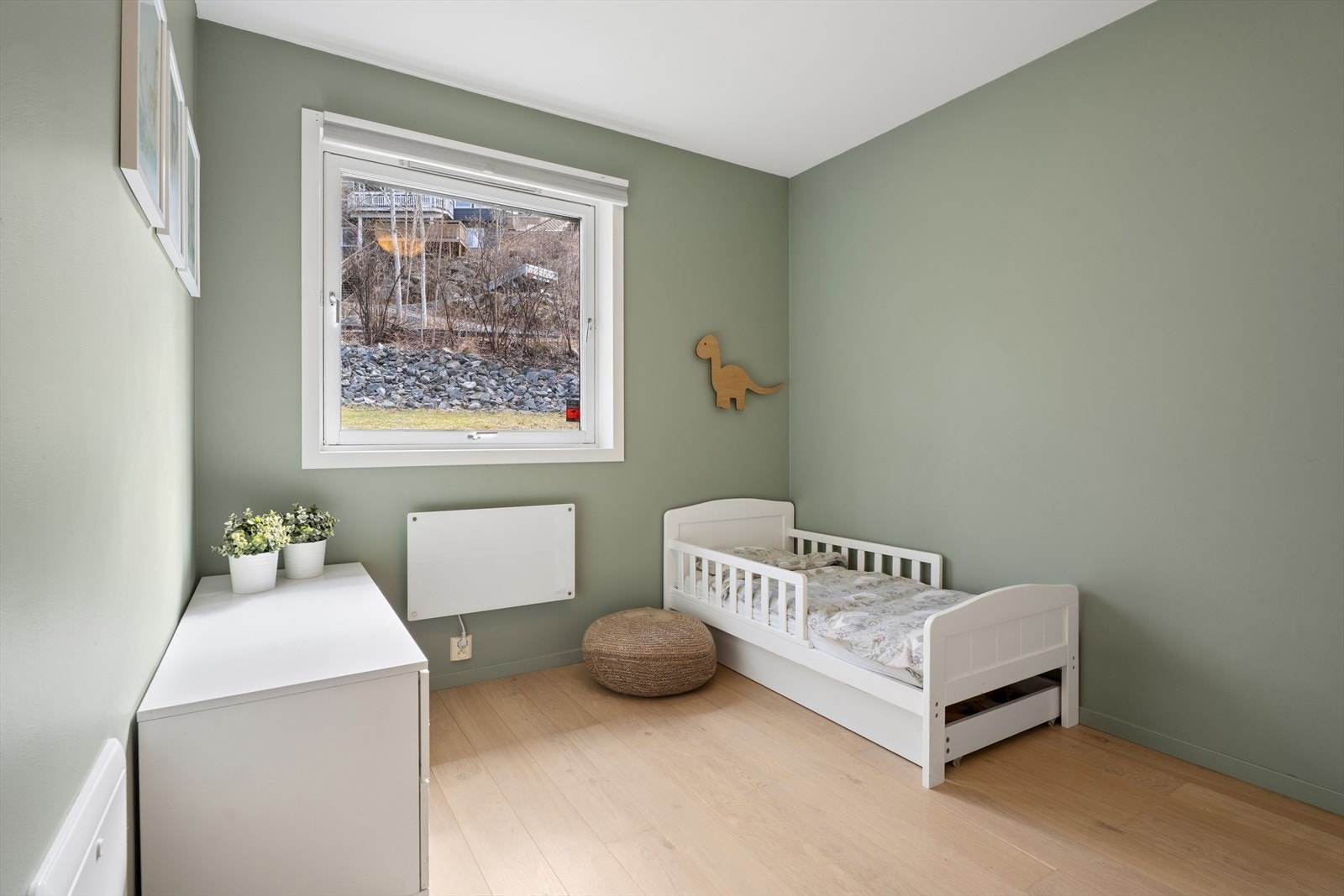 Alle soverommene har parkettgulv og malt himling, som gir et varmt og behagelig preg. To rom har duse fargetoner på veggene, mens øvrige rom har lyse flater som bidrar til et elegant uttrykk. Galleribilde