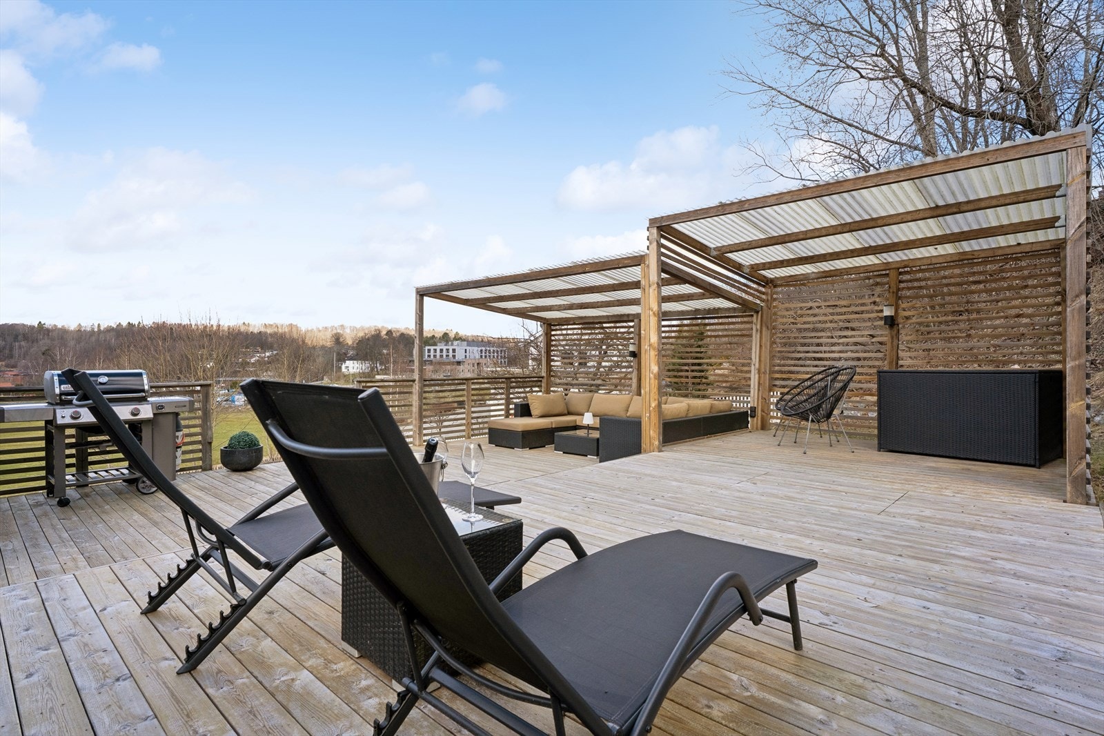 Uteområdet er designet for å utnytte den store tomten, med flere nivåer og soner for sol og aktivitet. Galleribilde