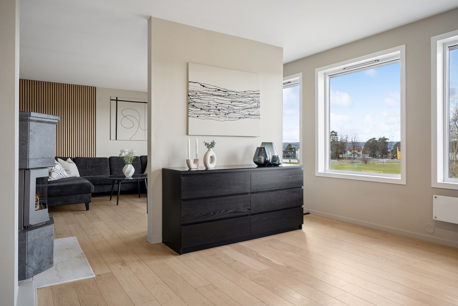 Gjennomlys og en arealeffektiv planløsning gir rom for flere møbleringssoner. Galleribilde