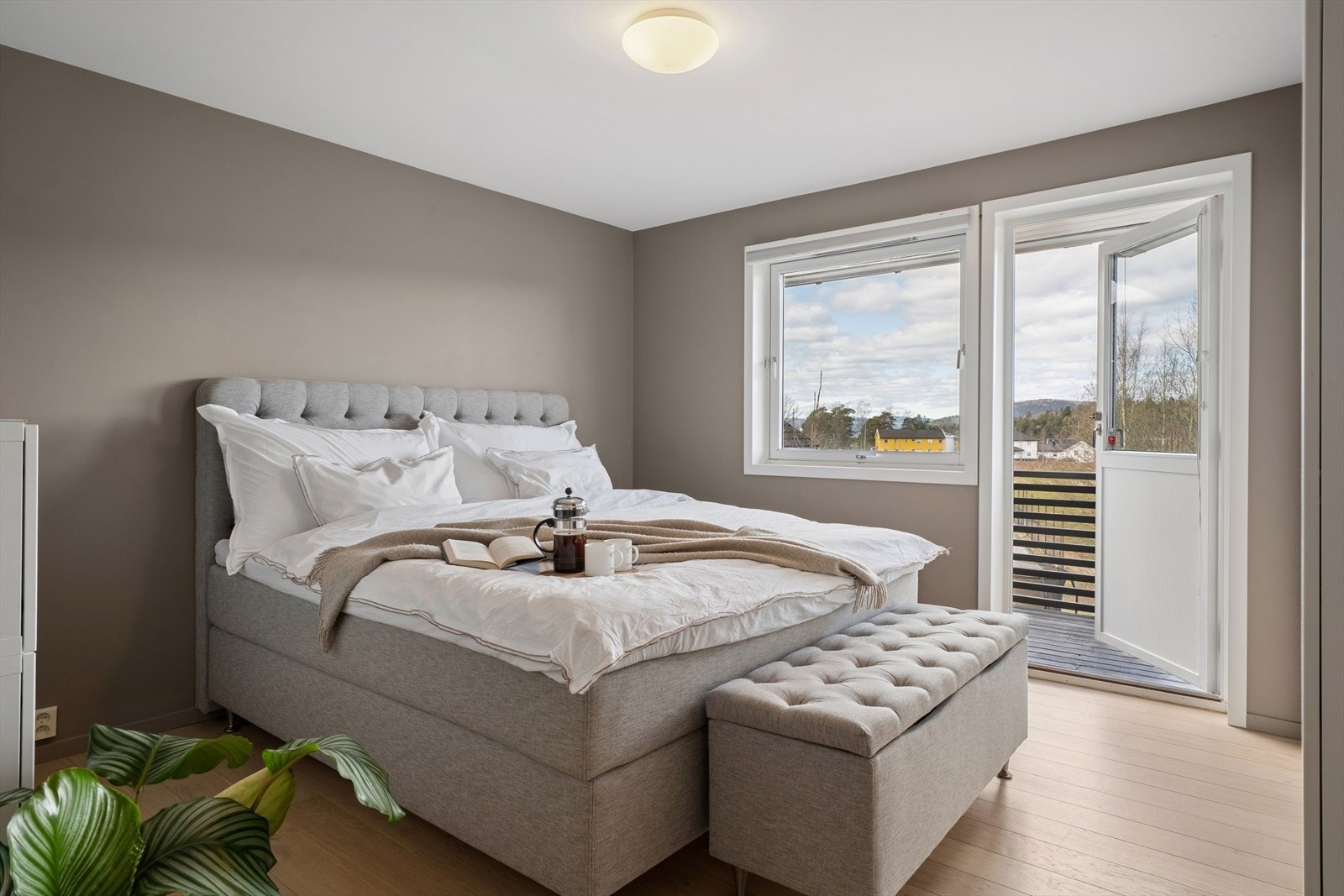 Hovedsoverommet har direkte utgang til en balkong på cirka 10 m². Galleribilde