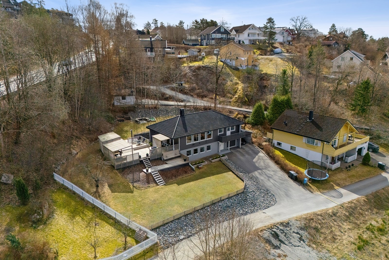 Eiendommen ligger i et etablert og barnevennlig boligområde i Frogn kommune. Galleribilde