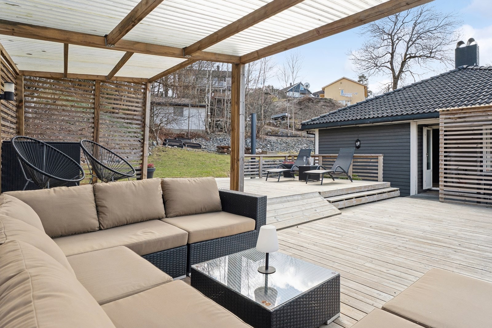 Totalt er det cirka 83 m² med terrasse- og balkongareal, som gir rikelig med privat uteplass. Galleribilde