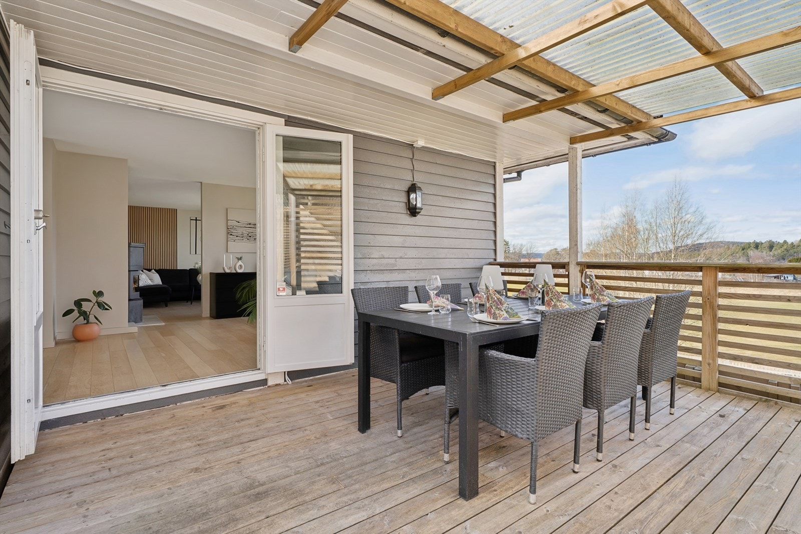 Fra stuen er det utgang til en stor, delvis overbygget terrasse via en tofløyet dør. Galleribilde