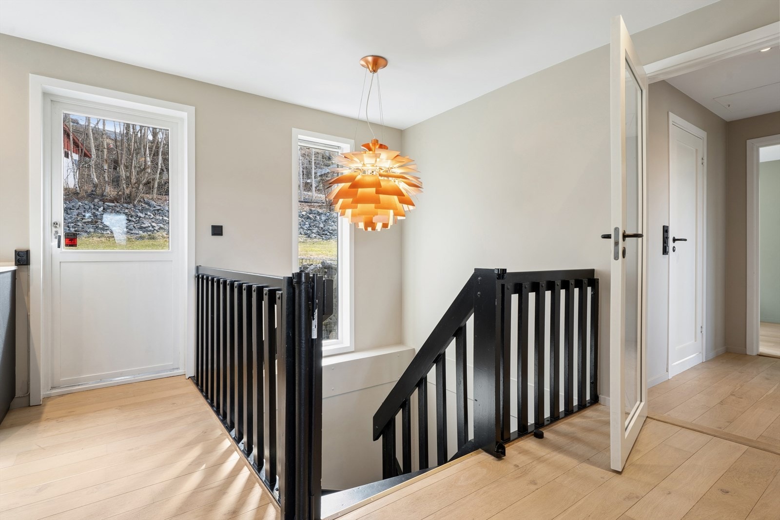 Den malte tretrappen forbinder de to etasjene. Fra gangen er det også utgang til uteområdet. Galleribilde