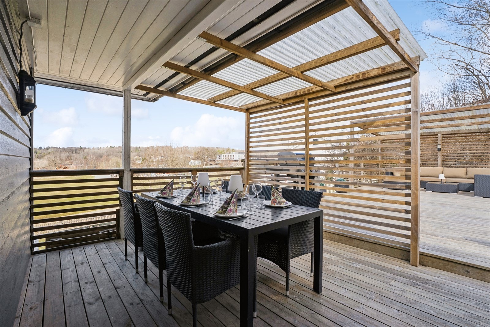 Terrassen har flere soner, med god plass til både spisebord og en skjermet loungegruppe. Galleribilde