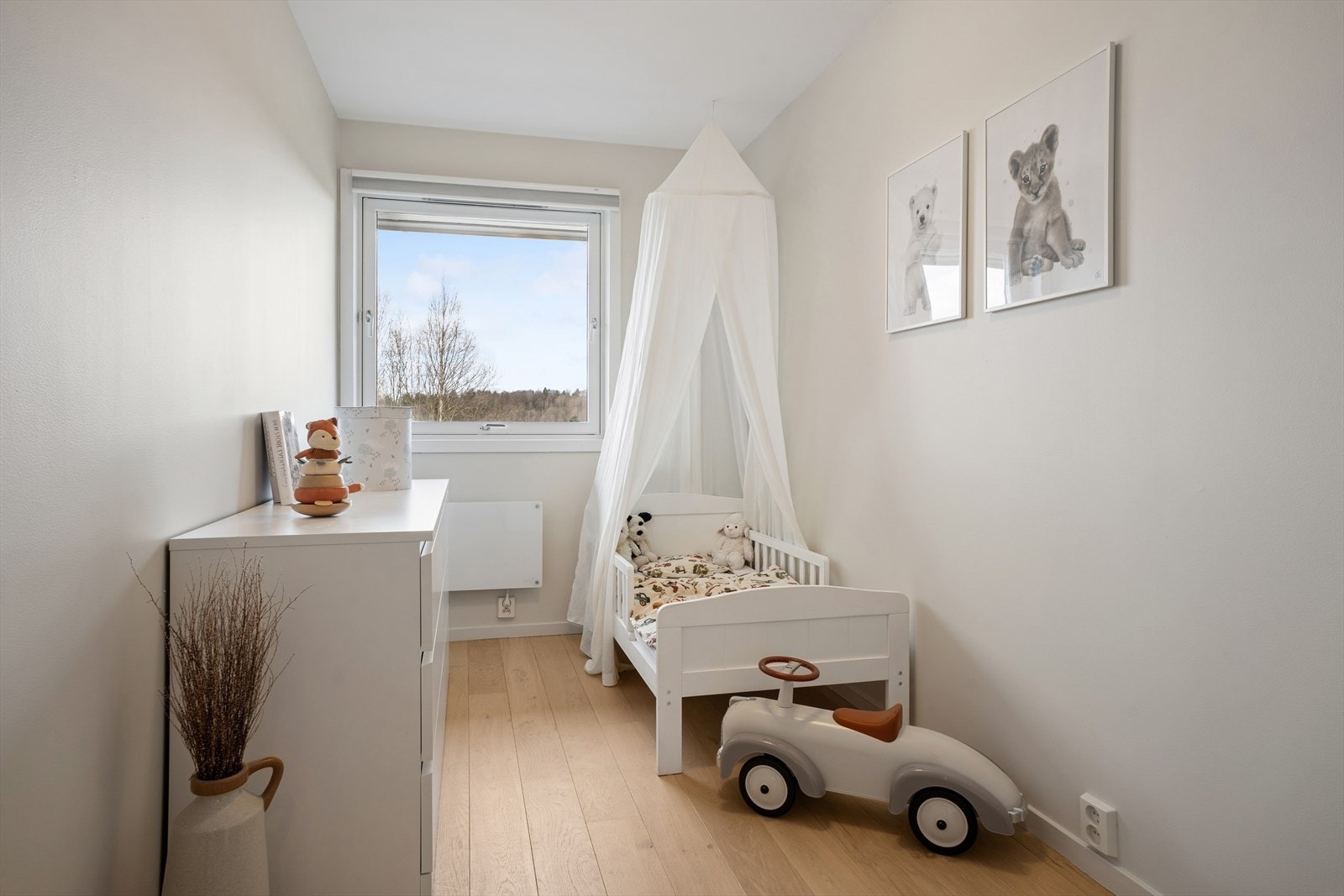 Rommenes gode størrelse og fleksible utforming gjør dem velegnet som barnerom, gjesterom, hjemmekontor eller hobbyrom - tilpasset familiens behov. Galleribilde
