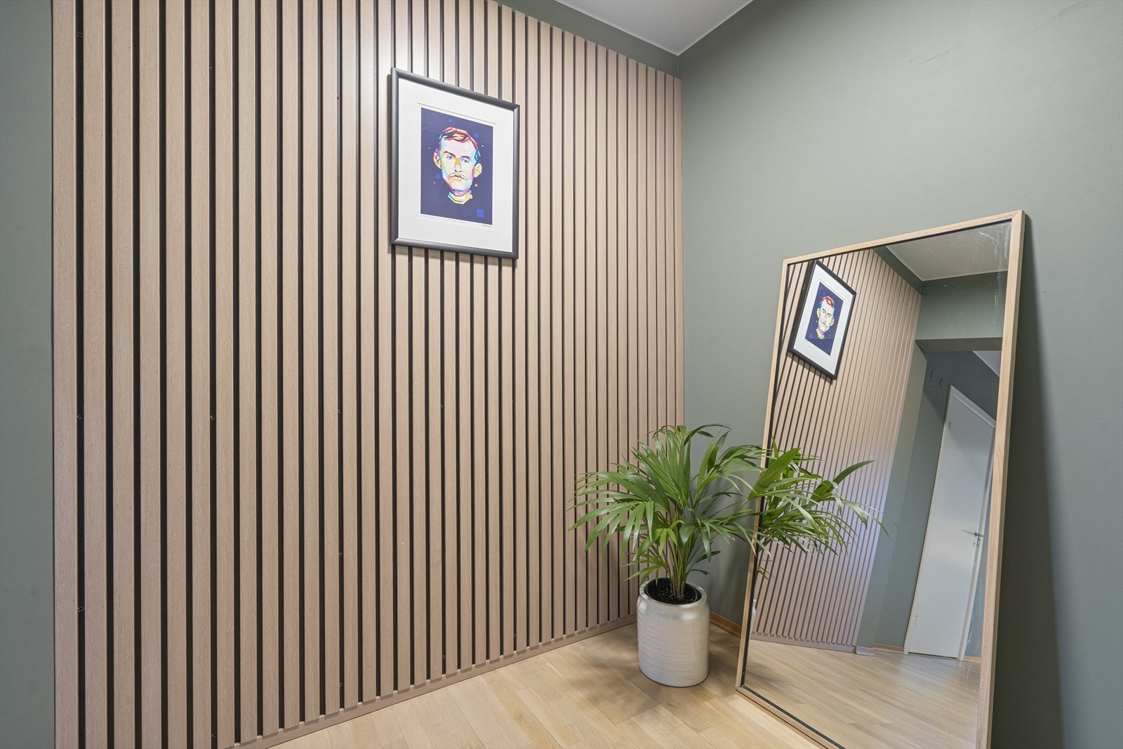 Velkommen inn til ditt nye hjem! Lekre detaljer i entréen med god plass til å henge fra seg yttertøy. Galleribilde