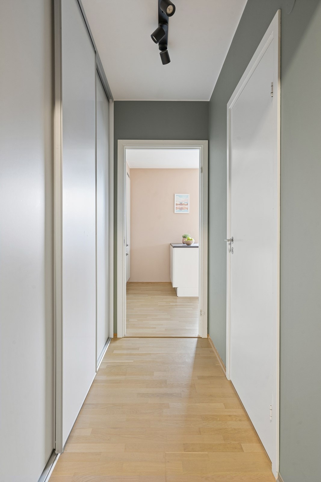 I tilknytning entréen er det en dyp skyvedørsgarderobe. For ytterligere oppbevaring disponerer leiligheten en kjellerbod på ca. 5,5 kvm. Galleribilde