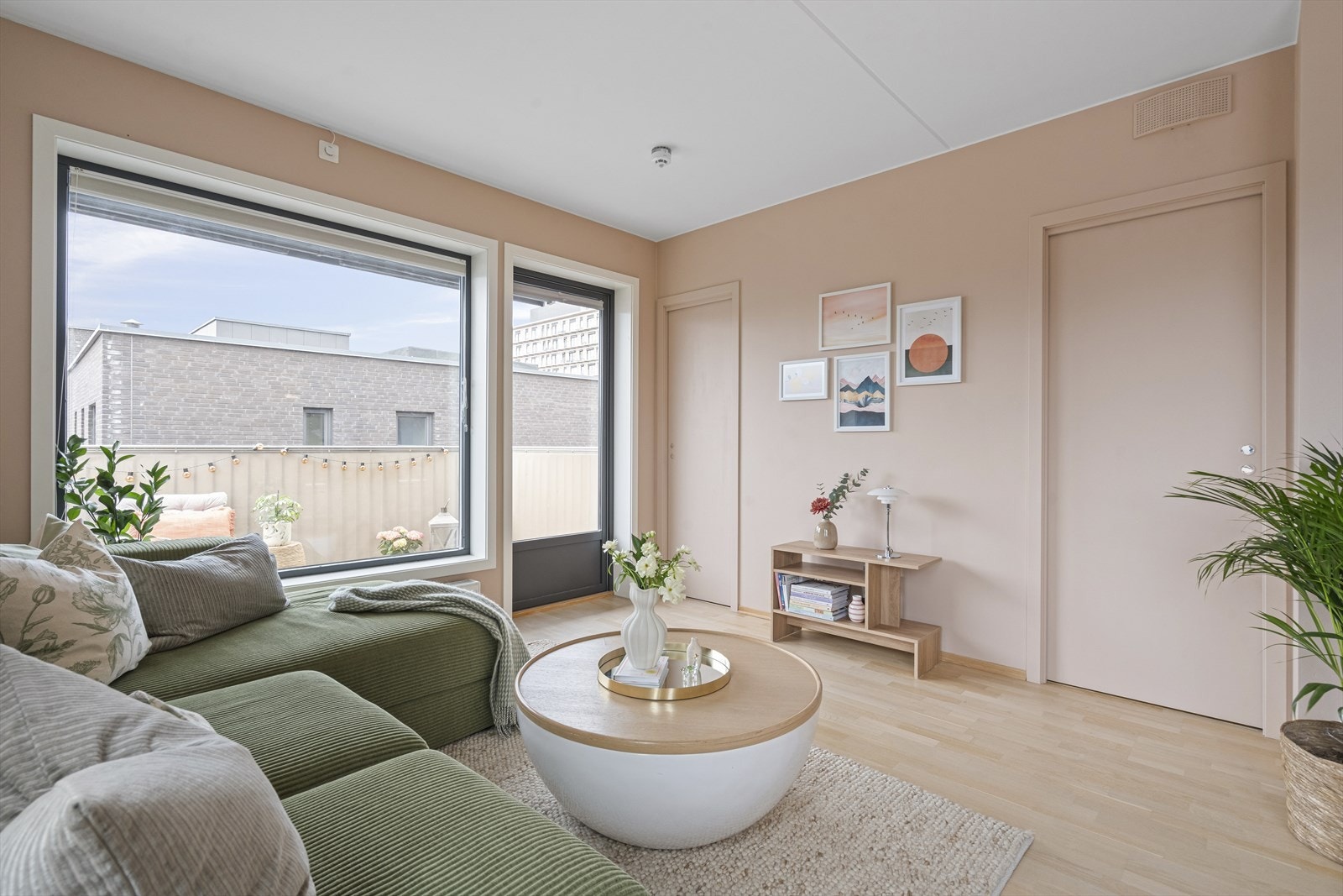 Skyvedører inn til soverom som er praktisk og plassbesparende. Galleribilde