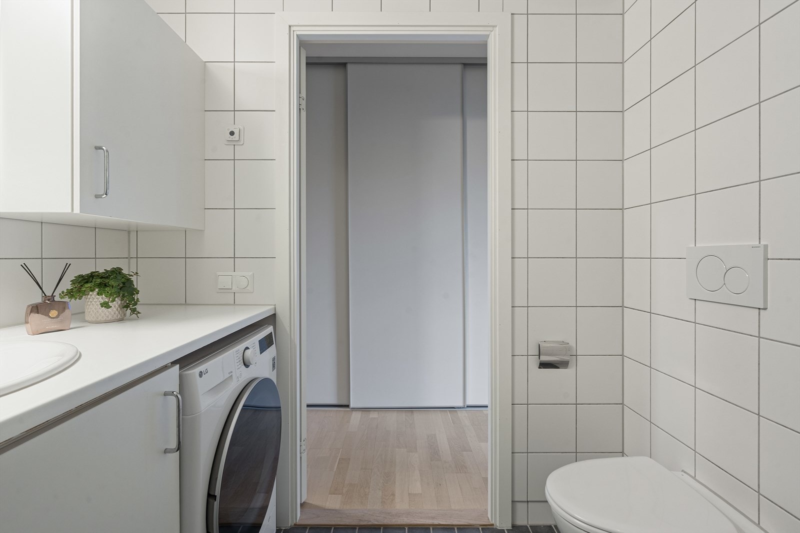Ytterligere er det varme i gulv og opplegg til vaskemaskin. Galleribilde