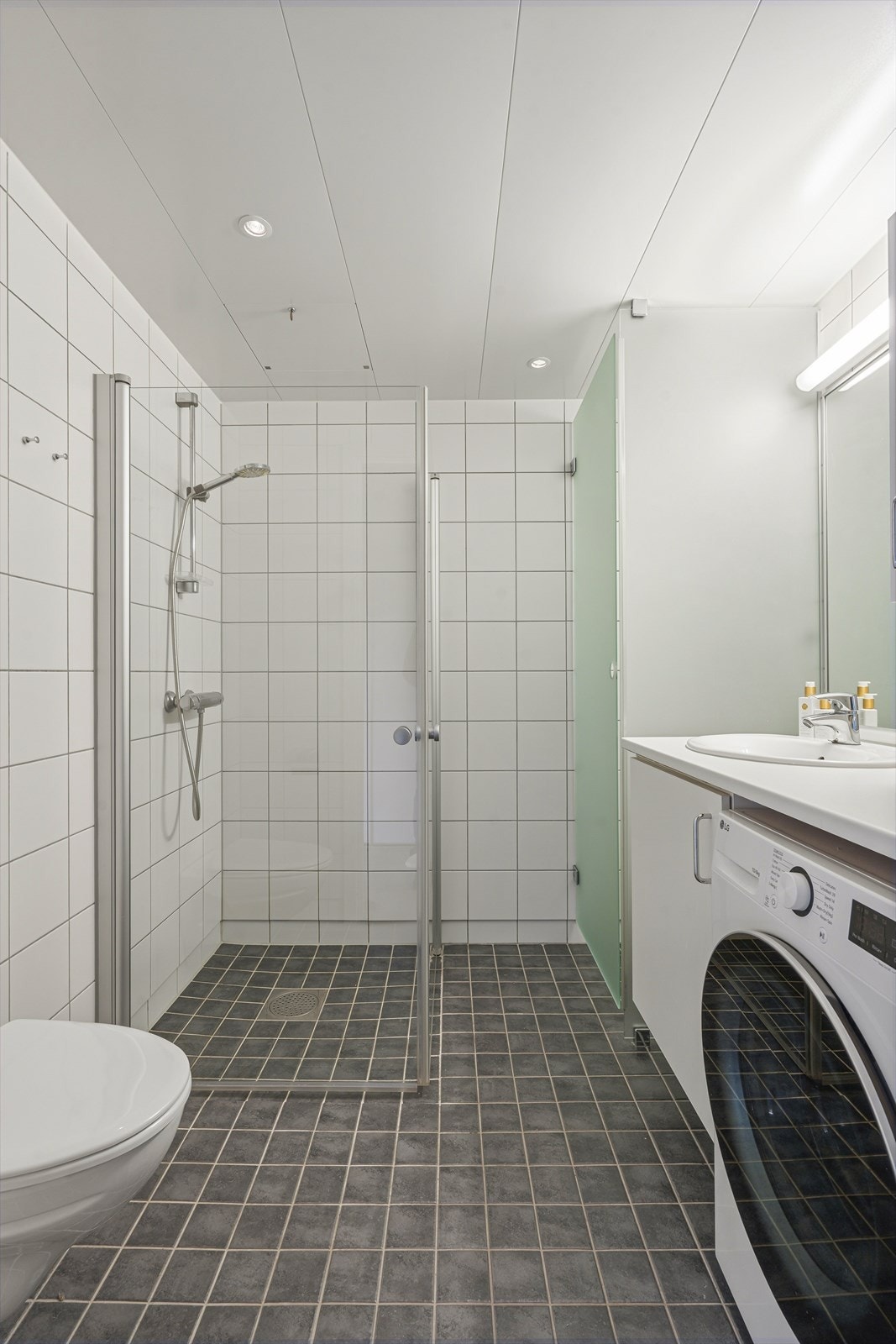Flislagt baderom (prefabrikkert våtromskabin) med hovedkonstruksjoner fra byggeårene. Galleribilde
