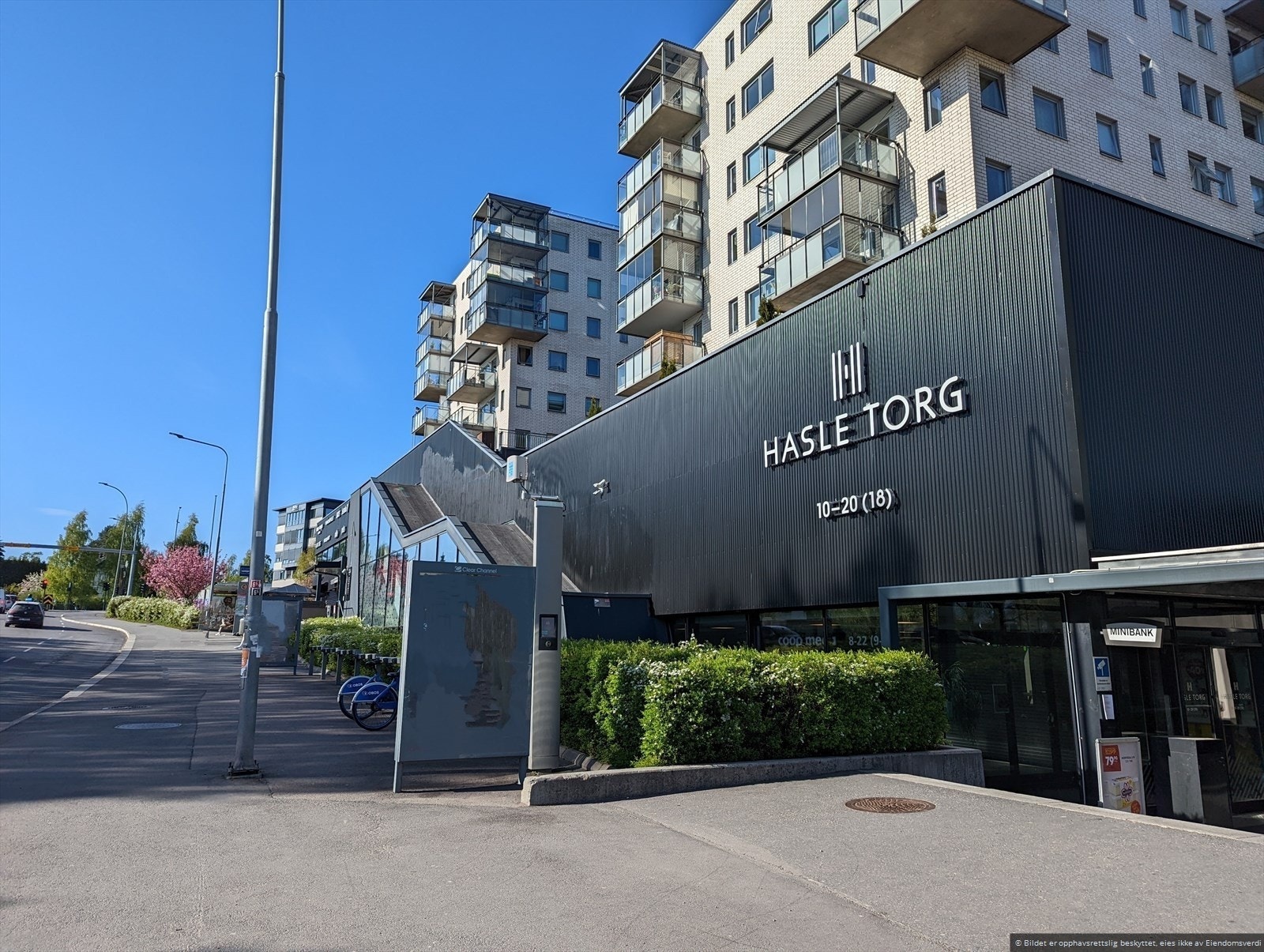En kort spasertur fra leiligheten finner man Hasle Torg med blant annet kafé, treningssenter, vinmonopol, apotek m.m. Galleribilde
