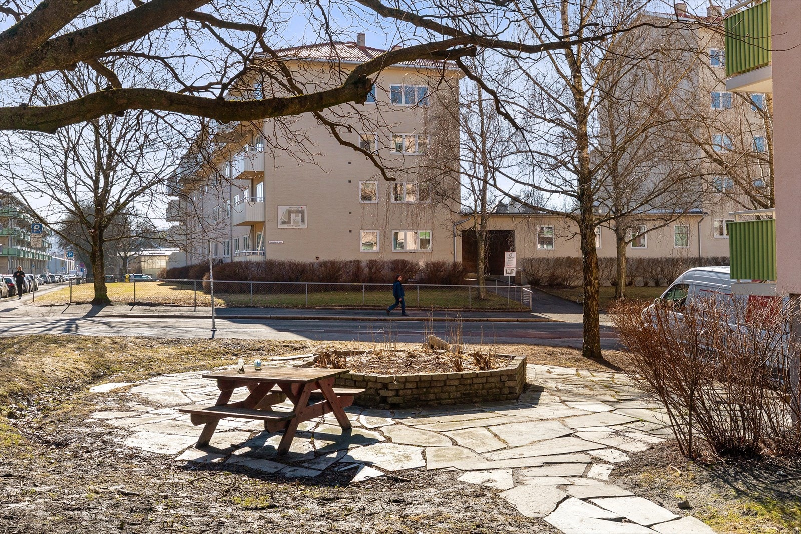 Leiligheten har en attraktiv og sentral beliggenhet i Monrads gate 22, perfekt plassert mellom Tøyenparken og Sofienbergparken, med kort avstand til Carl Berners plass. Galleribilde