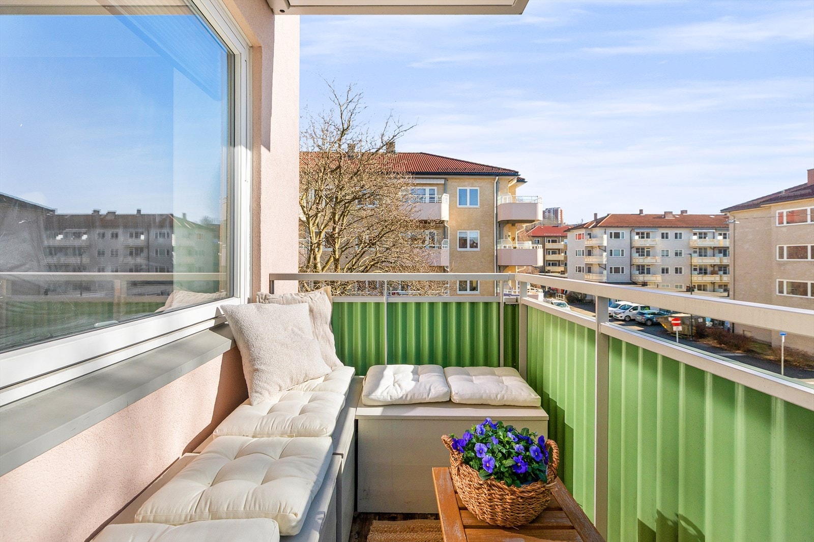 Fra stuen er det utgang til en balkong på ca. 4 kvm. Galleribilde