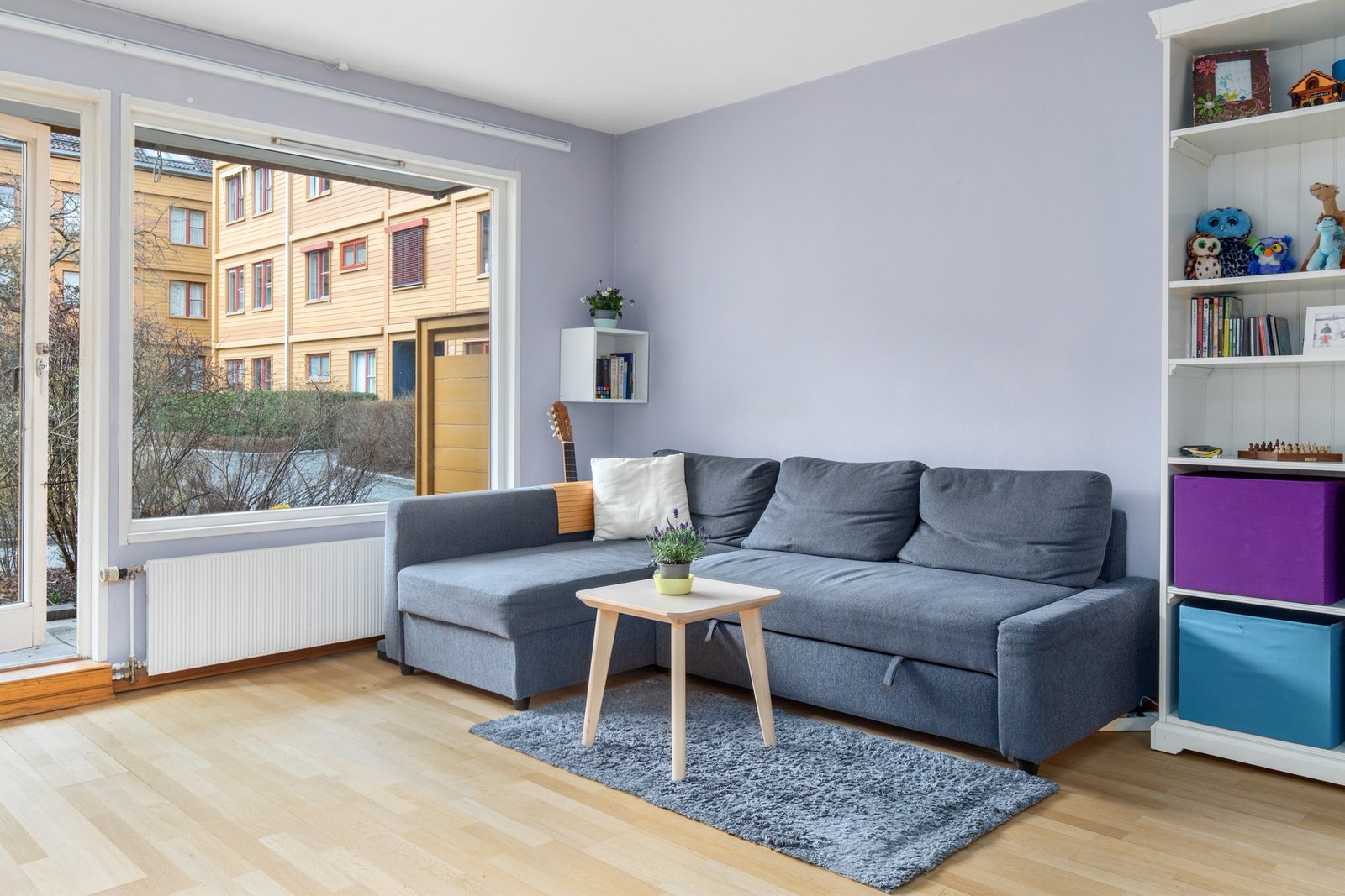 Stue med store vinduer som slipper godt med naturlig lys inn. Galleribilde