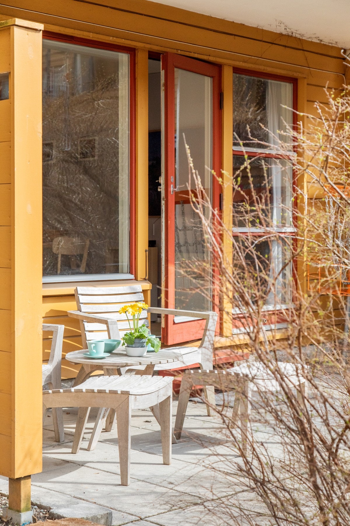 Utgang fra stuen til sydvestvendt terrasse på ca. 12 kvm. Galleribilde