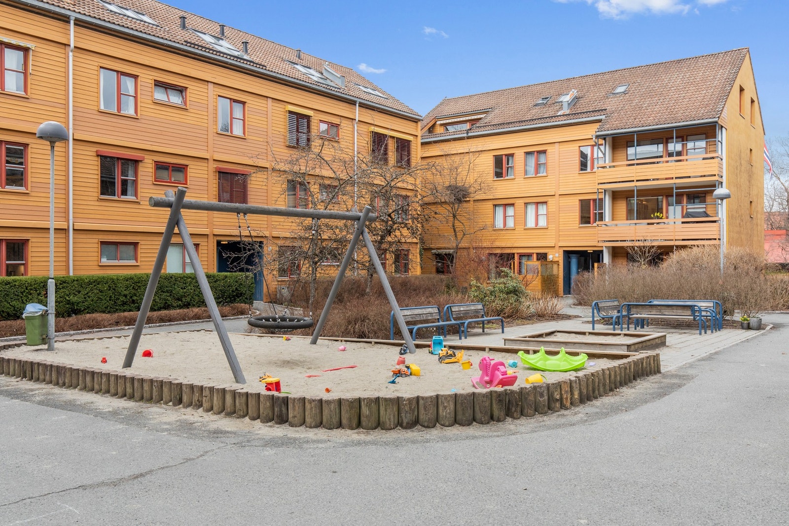 Hyggelig leketun med apparater og sittegruppe. Galleribilde