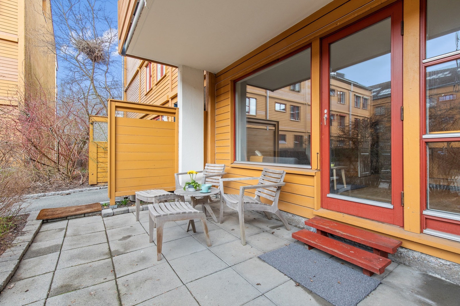 Stor terrasse med god plass til utemøbler. Galleribilde