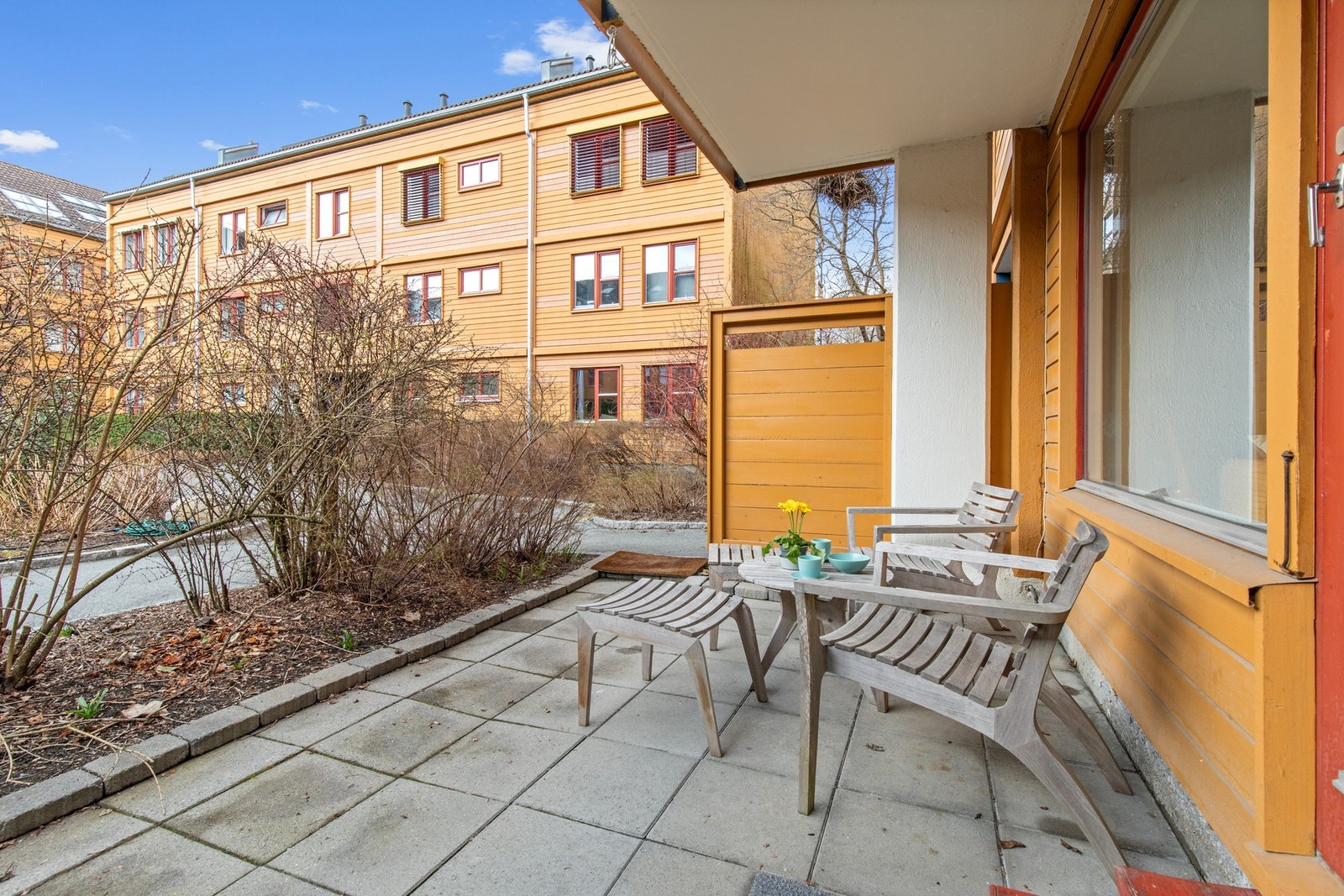 Terrassen er skjermet med en hekk mot tunet. Galleribilde