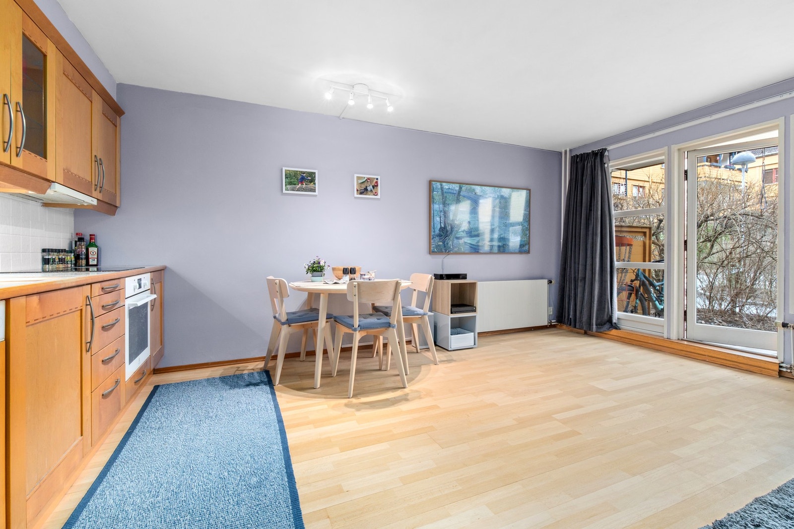 Kjøkken med plass til spisebord i front. Galleribilde