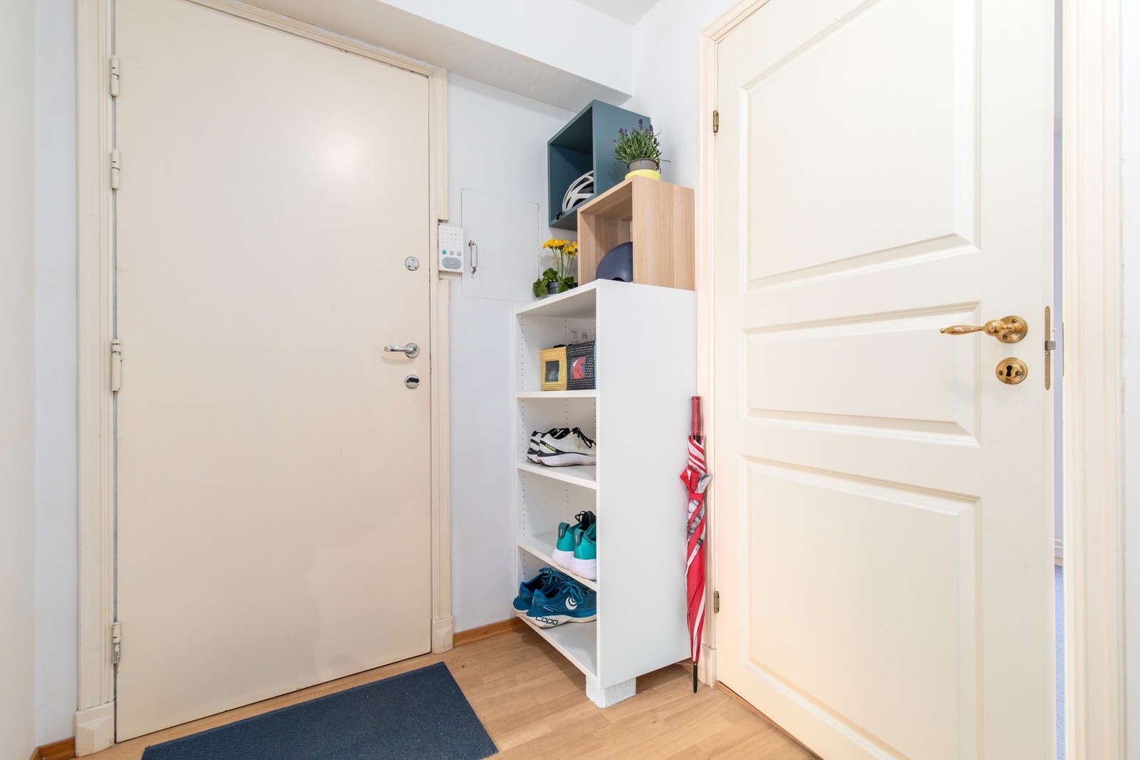 Gang med plass til sko og yttertøy. Galleribilde