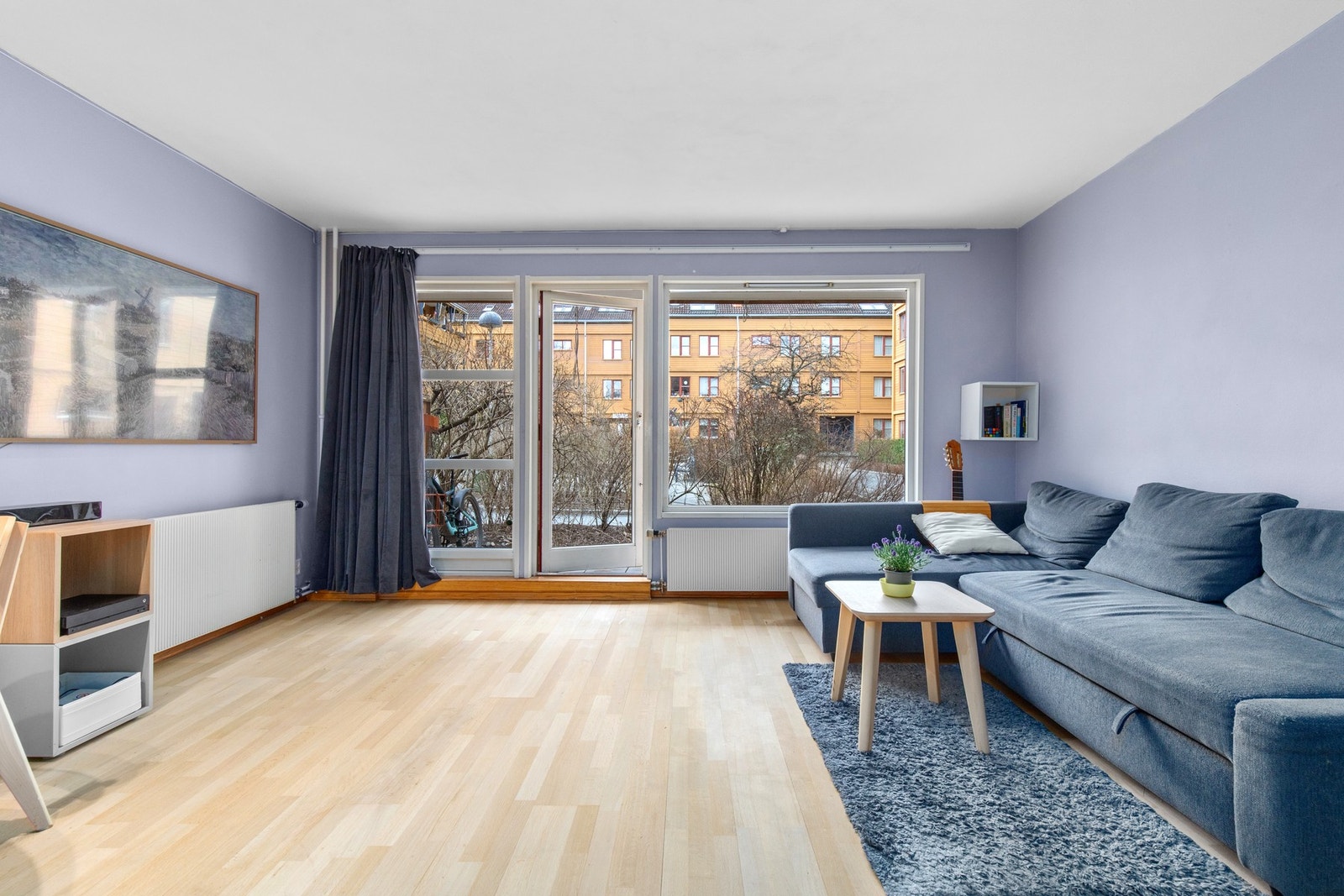 Lys og romslig stue med god plass til sofa og diverse møbler. Galleribilde